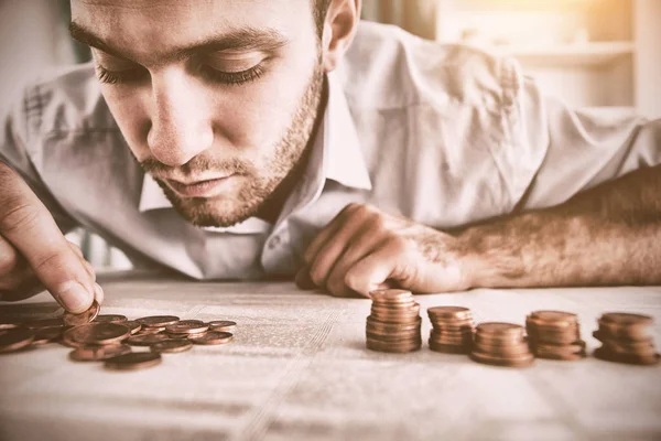 Affärsman som räknar mynt — Stockfoto
