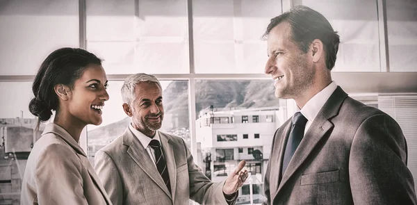 Uomo d'affari che presenta un collega — Foto Stock