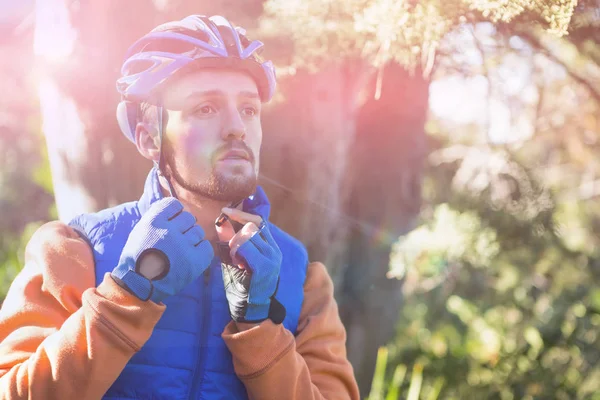 Mountainbiker trägt Fahrradhelm — Stockfoto