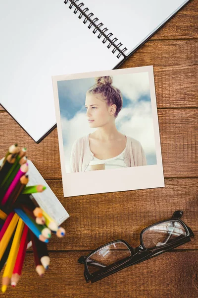 Mujer sosteniendo taza de café — Foto de Stock