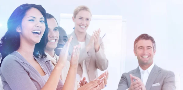 Fröhliche Geschäftsleute applaudieren bei einem Meeting — Stockfoto