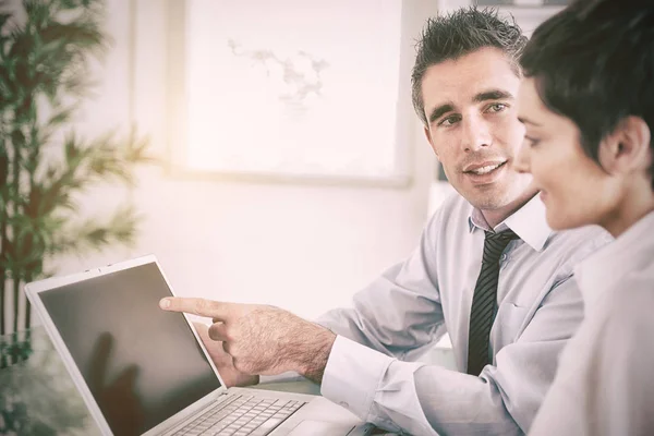 Manager wijzen op iets secretaris — Stockfoto