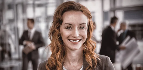 Retrato de mulher de negócios bonita no escritório — Fotografia de Stock