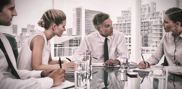 Empresário durante reunião conversando com funcionários — Fotografia de Stock