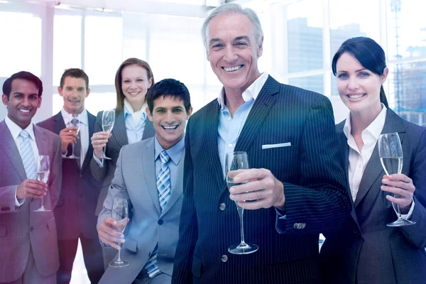 Equipe de negócios segurando óculos de Chamoagne — Fotografia de Stock