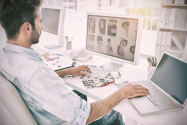 Edytor zdjęć mężczyzna pracuje na komputerze — Zdjęcie stockowe