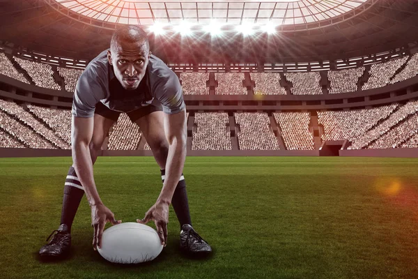 Sportsmann som holder ball mens han spiller rugby – stockfoto
