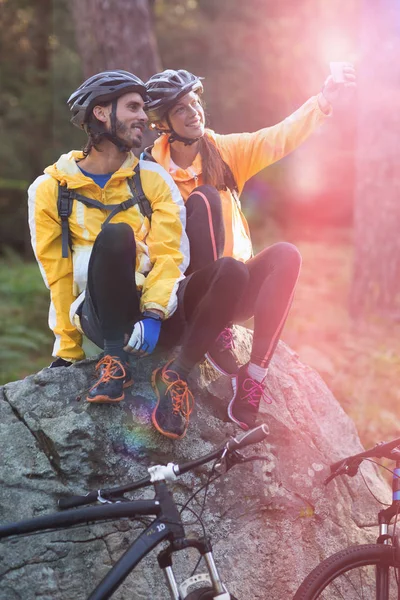 Biker casal tirando selfie do telefone móvel — Fotografia de Stock