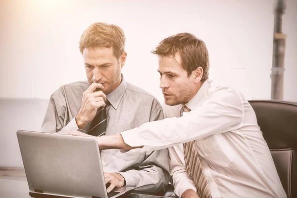 Empresarios trabajando juntos en el proyecto — Foto de Stock