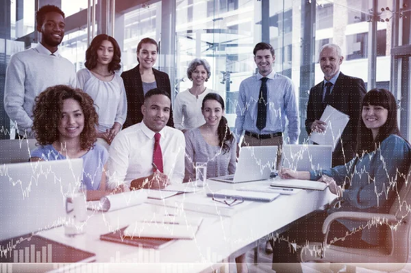 Glimlachende zakenmensen in office — Stockfoto