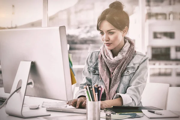 Frau benutzt Computer im hellen Büro — Stockfoto