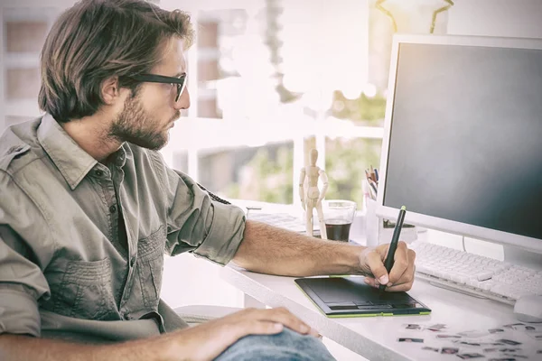 Artist using graphics tablets — Stock Photo, Image