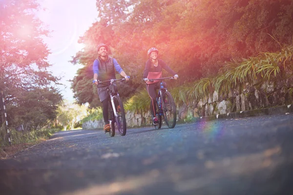 Para rowerzysta, jazda na rowerze na wsi droga — Zdjęcie stockowe