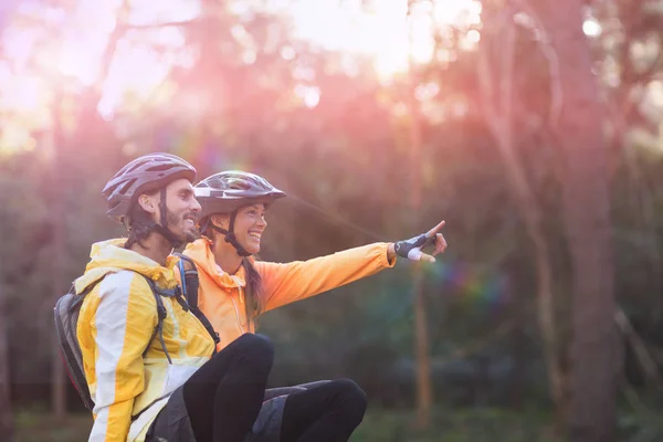 Biker casal sentado e apontando na distância — Fotografia de Stock