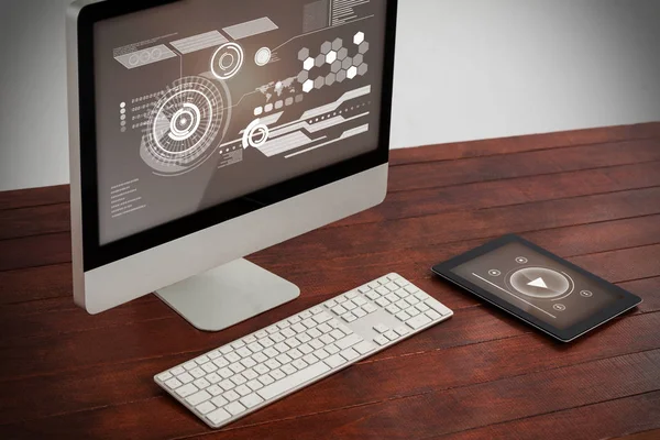 Schreibtisch mit Computer und Tablet — Stockfoto