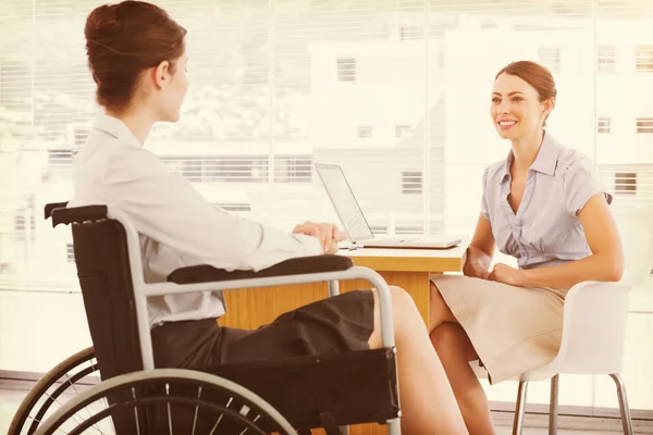 Бізнес-леді розмовляє з інвалідністю колегою — стокове фото