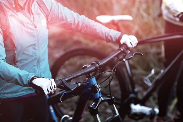 Radfahrerin mit Mountainbike — Stockfoto