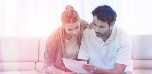 Pareja enfocada leyendo una carta — Foto de Stock