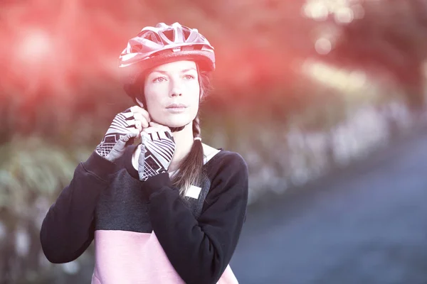 Motociclista feminino usando capacete de bicicleta — Fotografia de Stock