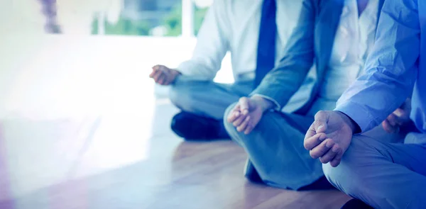 Gente de negocios haciendo yoga — Foto de Stock