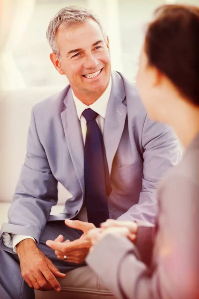 Zakenman in gesprek met zijn workmate — Stockfoto