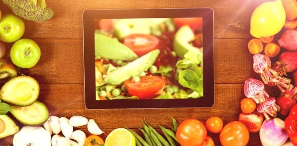 Tablett omgiven med färska grönsaker — Stockfoto