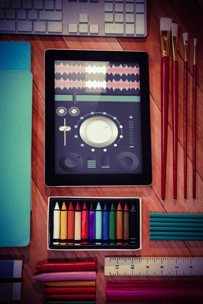 Digitales Tablet mit verschiedenen Schreibwaren — Stockfoto