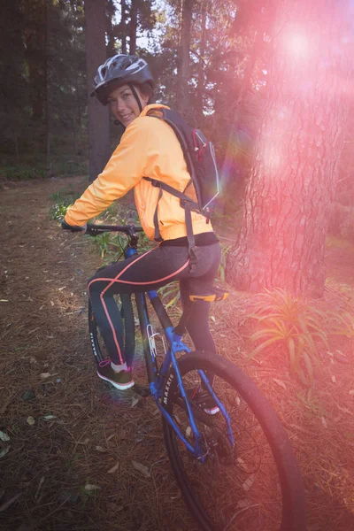 Feminino motociclista com bicicleta de montanha — Fotografia de Stock