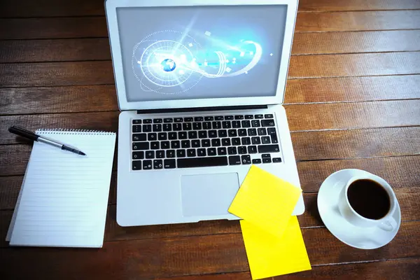 Laptop com waffle de morango e xícara de café — Fotografia de Stock