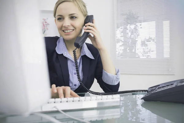 Führungskraft mit Telefon und Computer im Büro — Stockfoto