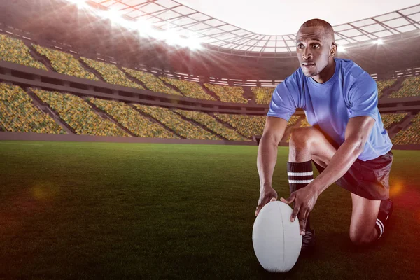 Rugby-Spieler hält Ball beim Knien — Stockfoto