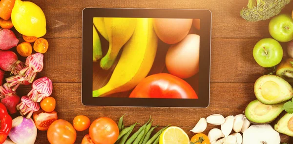Tableta rodeada de verduras frescas —  Fotos de Stock