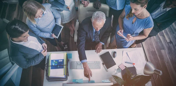 Empresário discutindo com colegas por computador — Fotografia de Stock