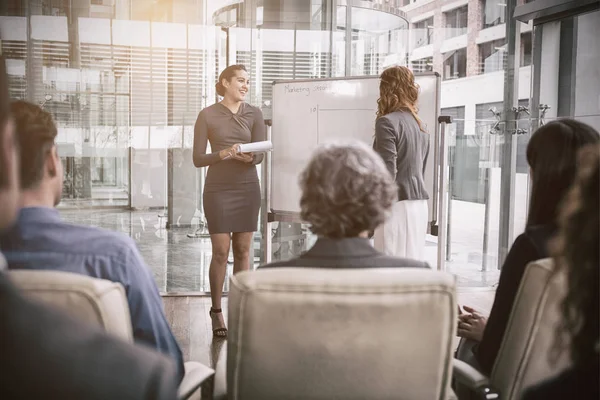 Empresarias con colegas durante la reunión — Foto de Stock