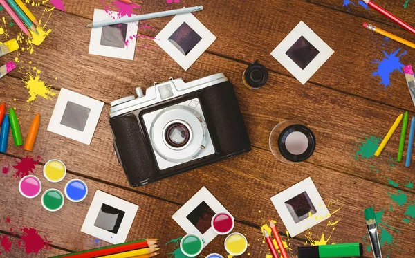 Camera met transfer print op tafel — Stockfoto