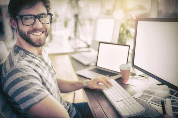Casual jonge zakenman met behulp van computer — Stockfoto