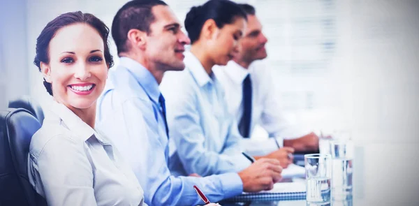 Collega's luisteren naar presentatie — Stockfoto