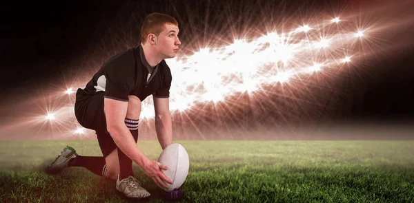 Rugbyspeler klaar om te doen een drop-kick — Stockfoto