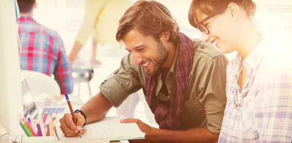 Diseñadores felices trabajando en un documento — Foto de Stock