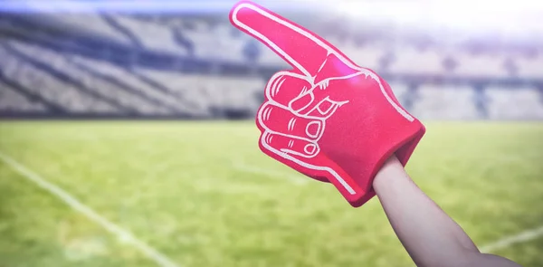 Jugador sosteniendo la mano de espuma partidario — Foto de Stock