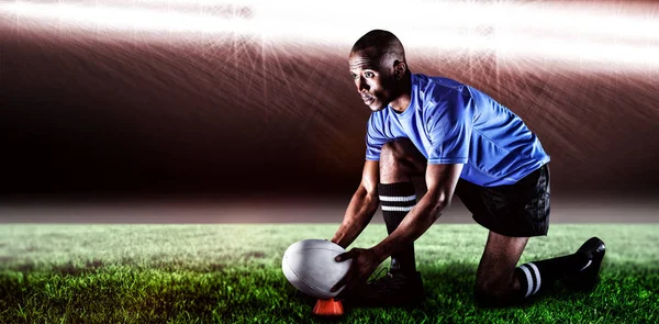Rugby-Spieler schaut weg, während er Ball hält — Stockfoto