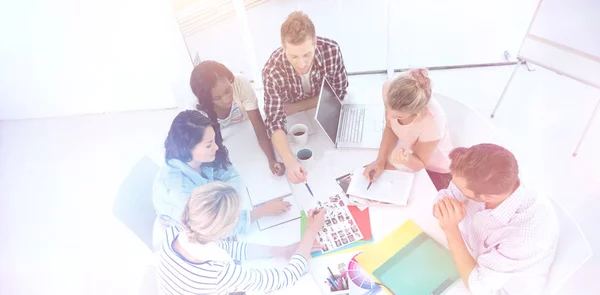 Equipo de diseño joven brainstorming juntos —  Fotos de Stock