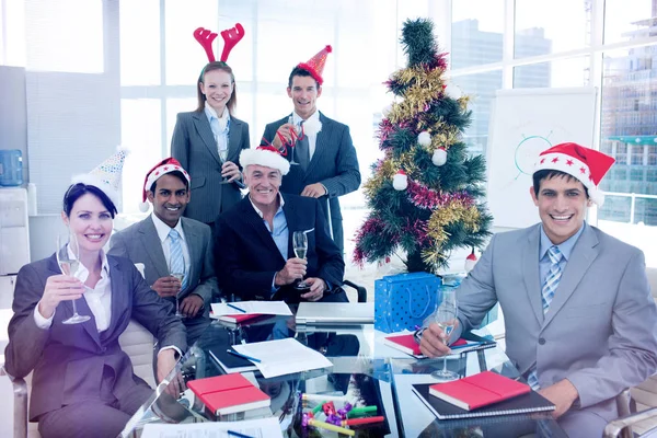 Equipo de negocios brindando en una fiesta de Navidad — Foto de Stock