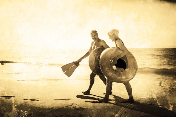 Ευτυχής ανώτερος ζεύγος που περπατά στην παραλία — Φωτογραφία Αρχείου