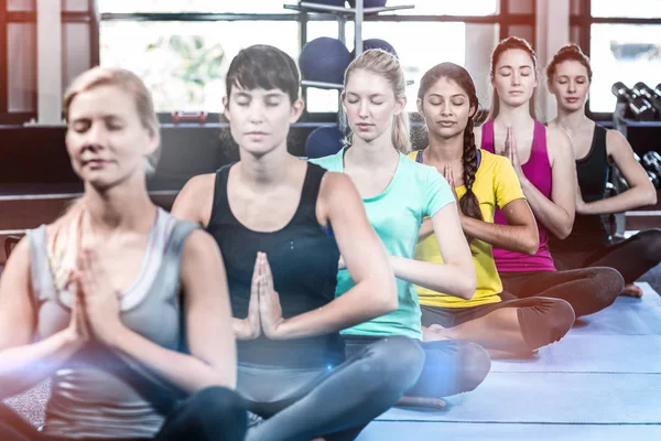 Lezione di fitness facendo esercizi di yoga — Foto Stock