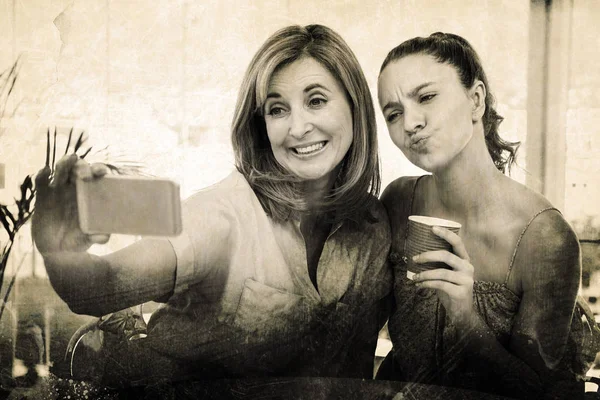 Anya figyelembe selfie a lánya — Stock Fotó
