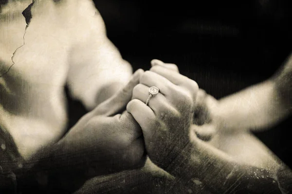 Paar hand in hand met verlovingsring — Stockfoto