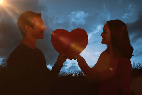 Çift holding kırmızı kalp şekli — Stok fotoğraf