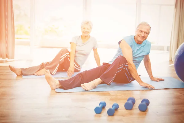 Porträtt av leende senior par gör yoga — Stockfoto