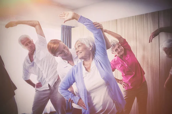 Seniorer gör övningar med sjuksköterska — Stockfoto